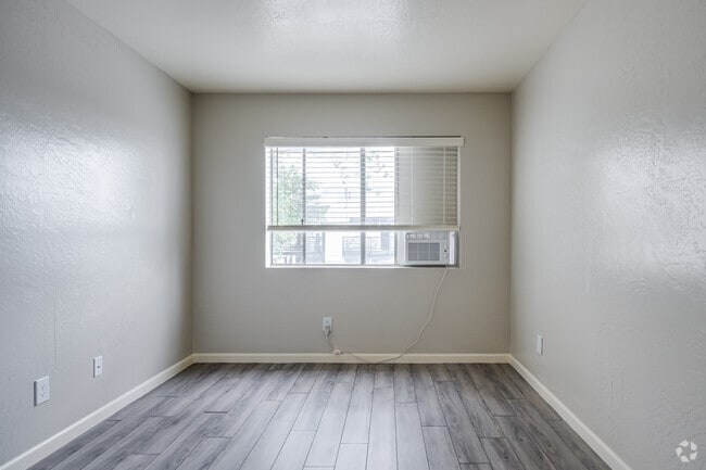 1BR, 1BA - 615SF