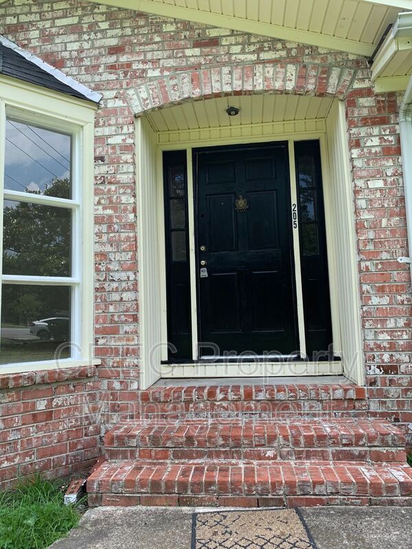 Photo - 205 Pinewood Dr