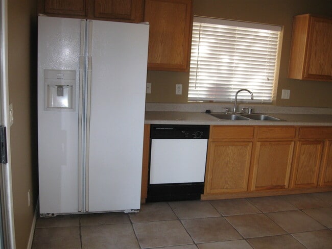 Building Photo - 3 bedroom single story home