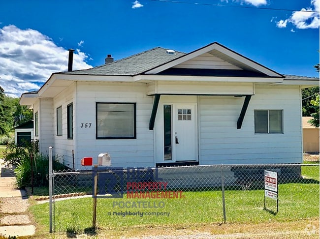 Building Photo - Beautiful Large 2 Bedroom 2 Bathroom Home ...