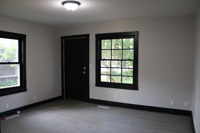 Building Photo - 313 S 6th St Rental