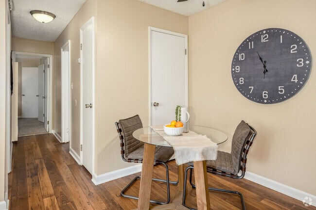 2BR, 1BA - 850SF - Hallway