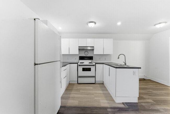 Photo - 2-404 Montreal