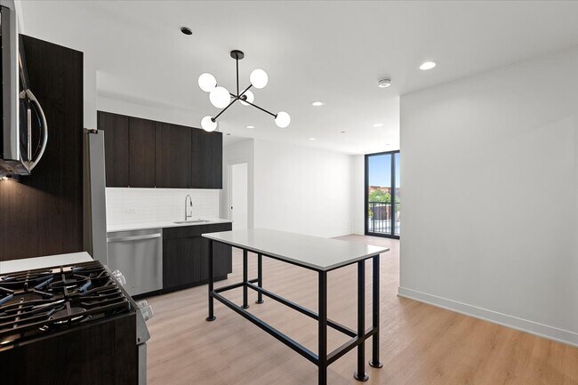 Photo - 1801 W Grand Ave Unit 504