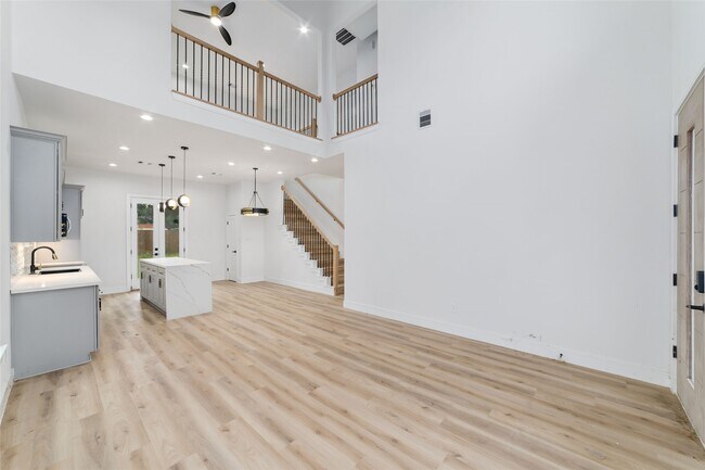 Photo - 6715 England St