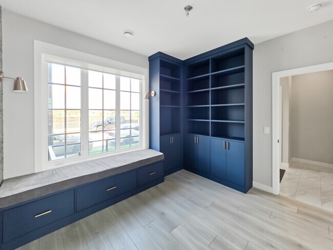 Photo - 8161-8168 8 Ave SW