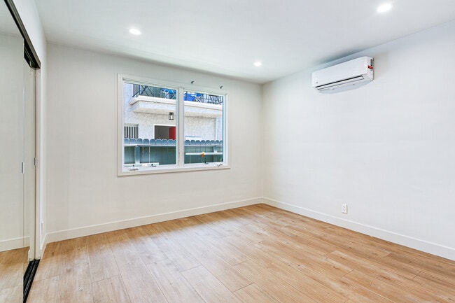Photo - 10418 Regent St