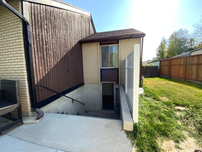 Building Photo - 7325 S Wood Grn Rd Unit 7325 LOWER