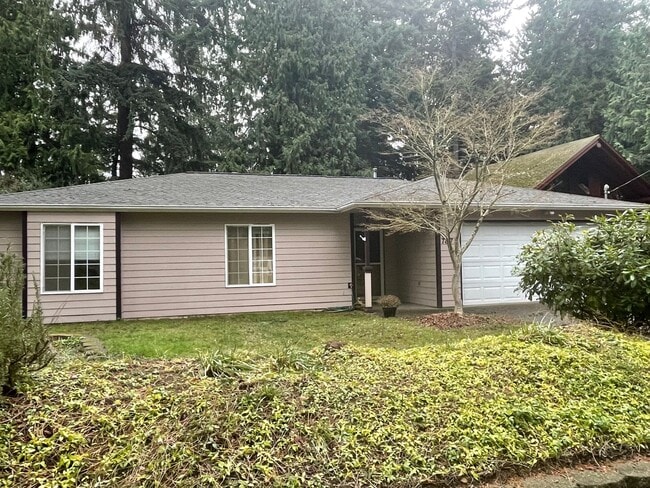 Building Photo - Spacious Clinton Home with New Upgrades!