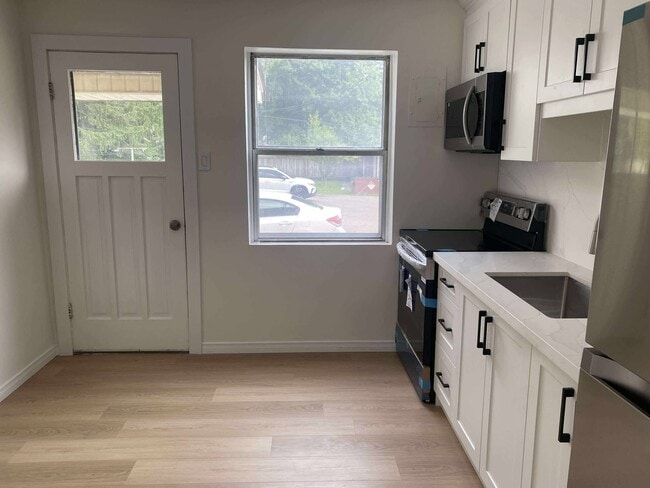 Building Photo - 1889 Wavell St Unit 1887 Main