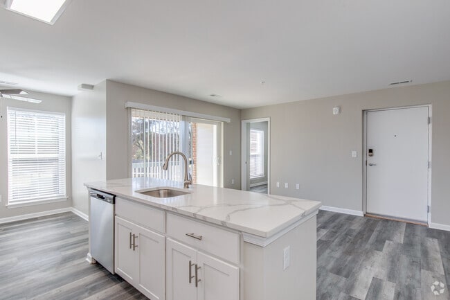 2BR, 1BA - 750SF