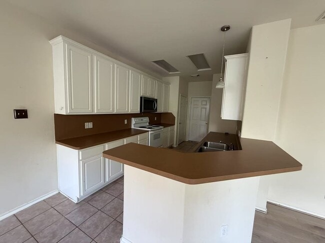Photo - 16623 Newglen Ln