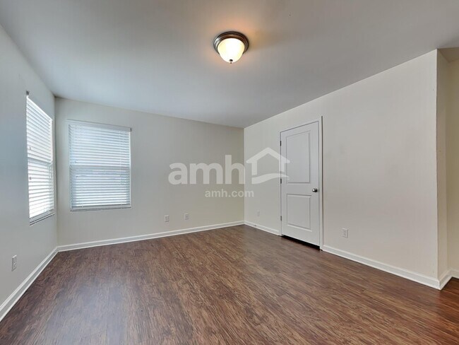 Photo - 330 Crabapple Cir