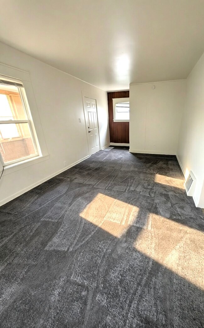 Photo - 2442 Gibson St