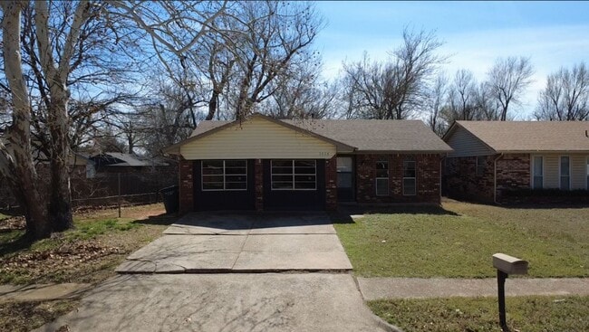 Building Photo - Beautiful, spacious home in Del City - corner lot!