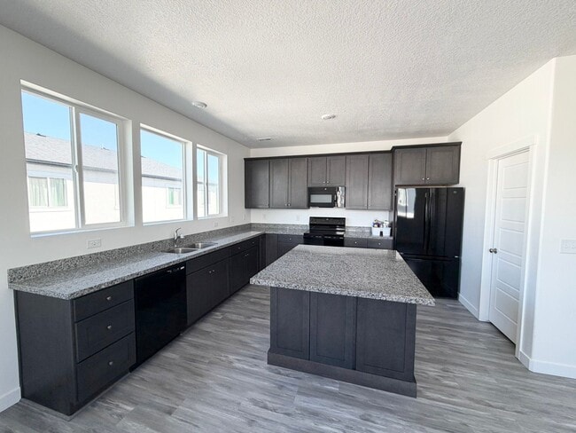 Building Photo - Coming soon! 3 Bedroom /2.5 Bathroom townhouse in Kearns