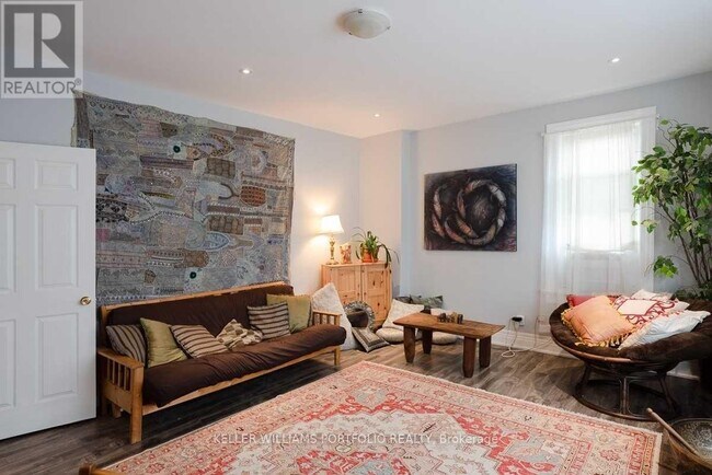 Photo - 2 Bloor St W