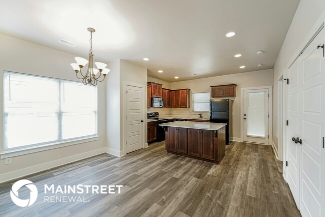 Photo - 915 Maple Trce