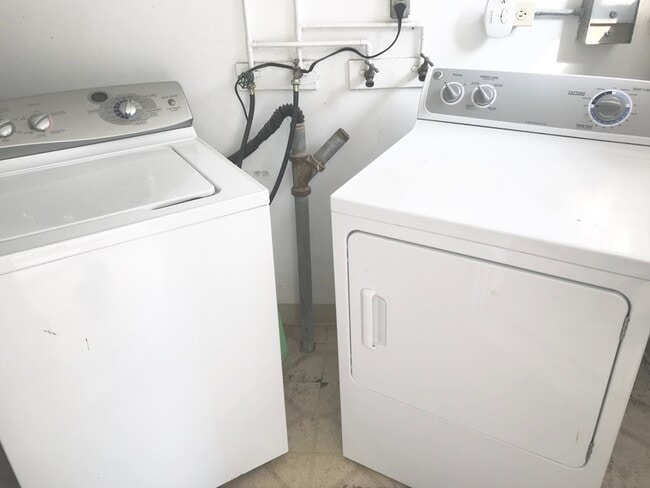 Photo - 5122 1950 W St
