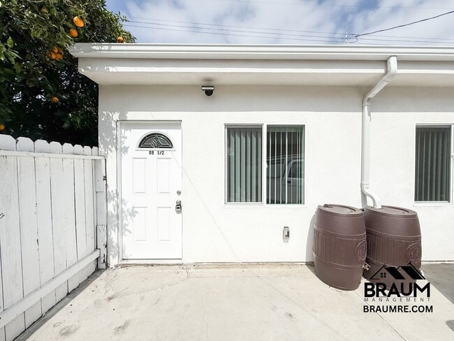 Building Photo - 1109 La Peer Dr