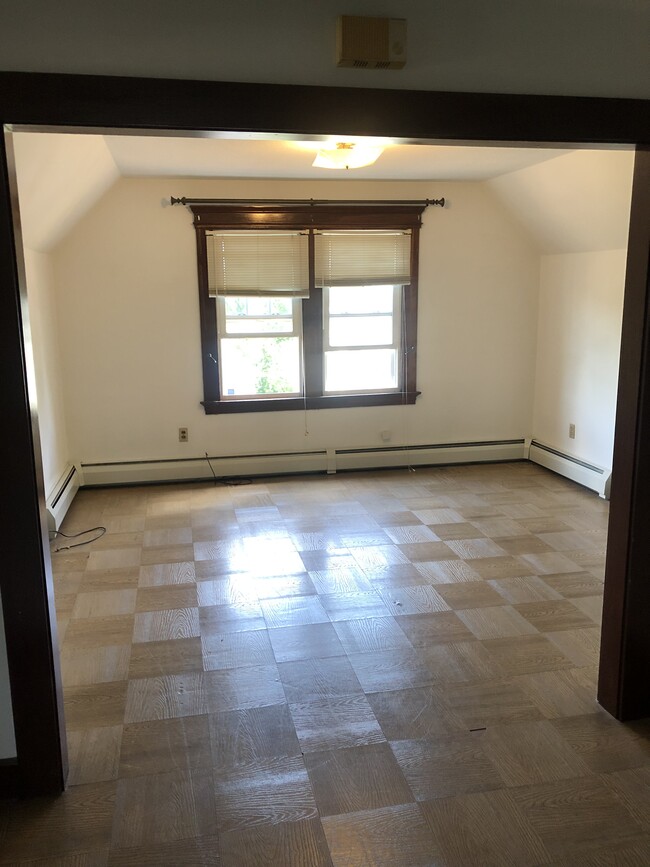 spacious living room - 95 N Whittlesey Ave Apartments Unit 3rd Floor