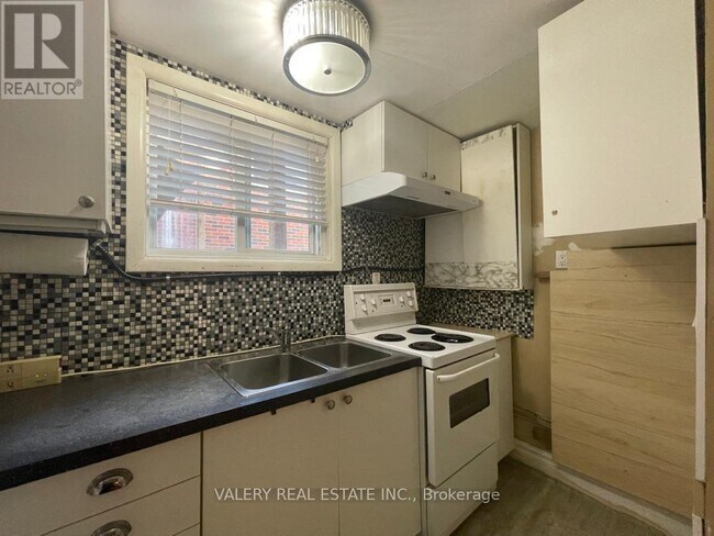 Photo - 176 Fennell Ave E