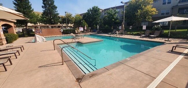 Building Photo - Now Available – Freshly Updated 2-Bedroom,... Rental