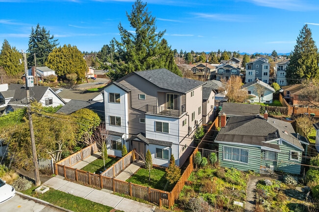 fenced front yard - 8338 27th Ave NW Unit B