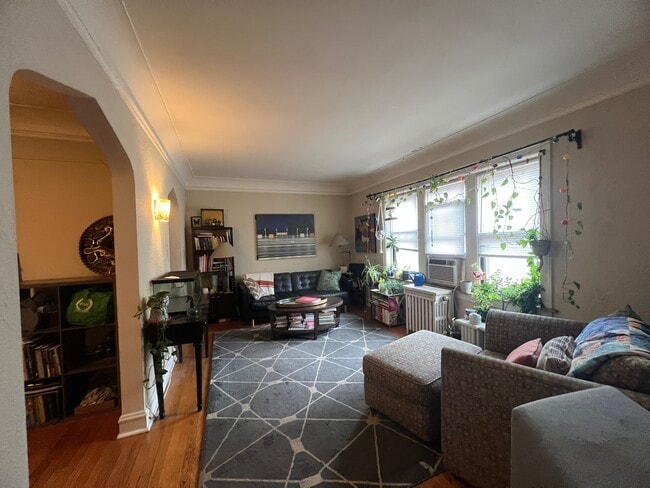 Photo - 2421 Lunt W Ave