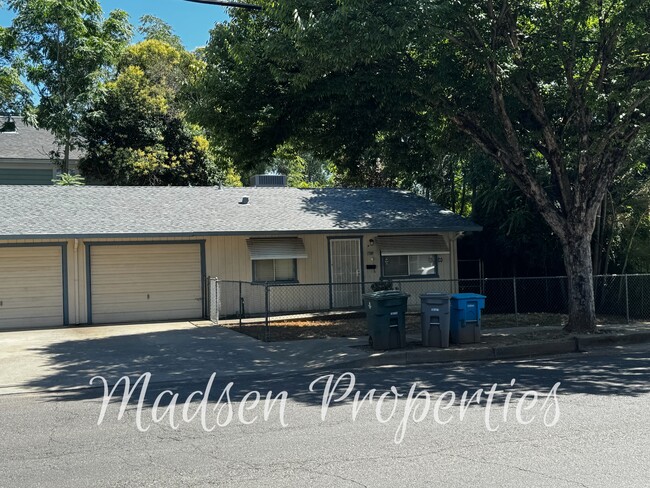1589 High St