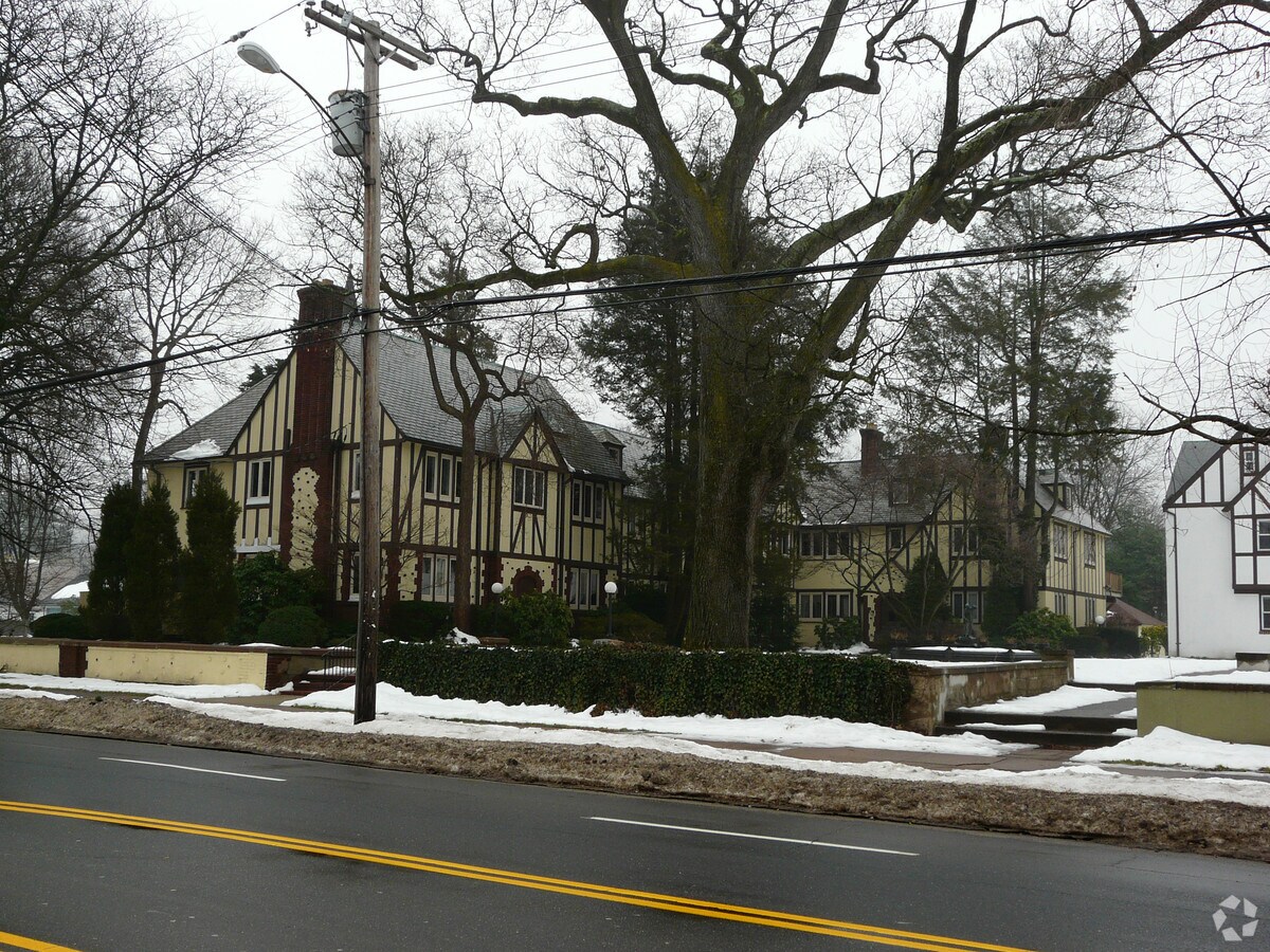 Photo - 623 Whitney Ave Apartments