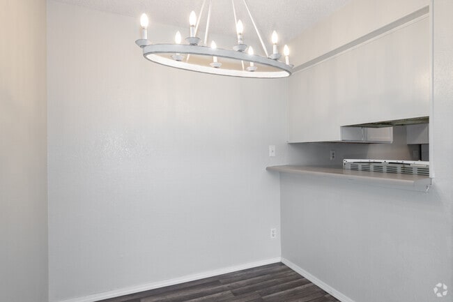 2BR, 1BA - 870SF - Comedor - Paseo Park Apartments