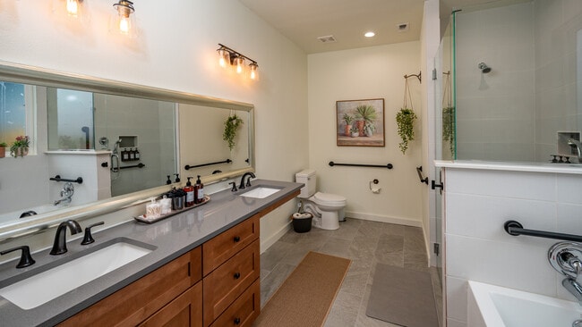 Photo - 2617 W Woodlawn Ave