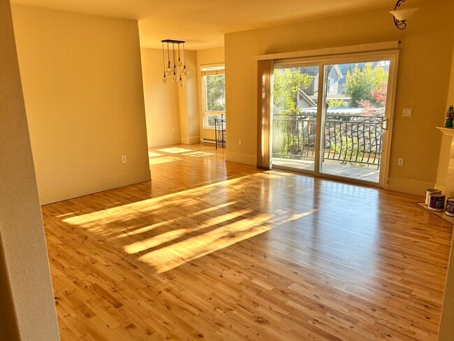 Sala de estar sin muebles - 107 El Camino Real Unidad #204