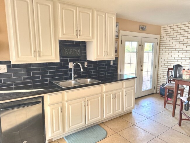 Photo - Available June, 2026  ASU   REMODELED -  5BR/2BA HOUSE SWIMMING POOL, BUILT IN FIRE-PIT,  BEAUTIF...