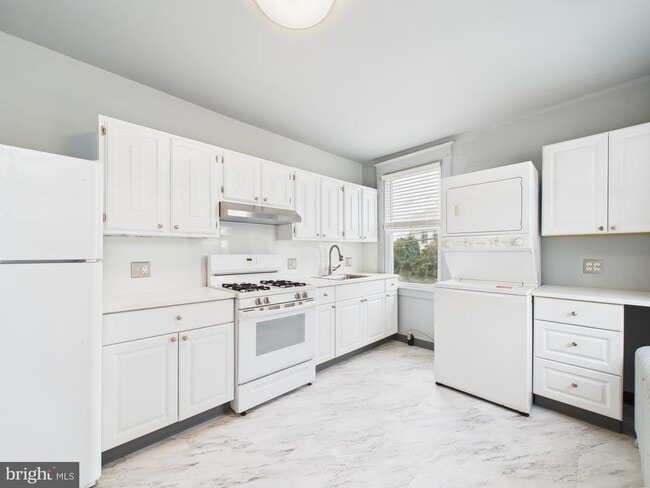 Building Photo - 246 S Fairview Ave Unit B