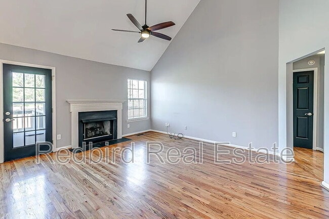Photo - 1057 Meandering Way