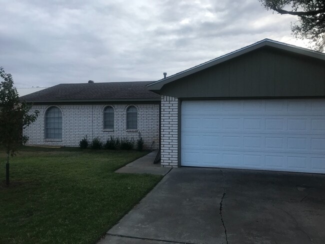 Building Photo - 3215 Wind Song Dr