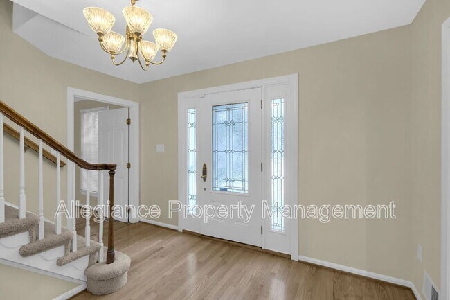 2206 Fort Ward Pl