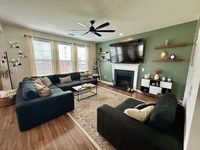 Photo - **Beautifully Maintained 3 Bedroom Home with Study, Screened Porch & Fenced Yard**