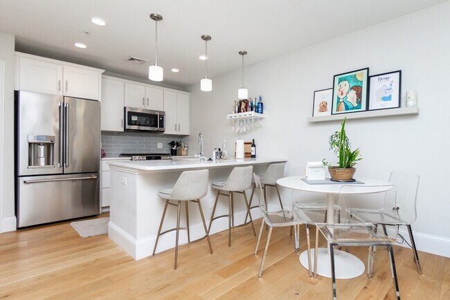 Building Photo - 545 E 3rd St Unit 3