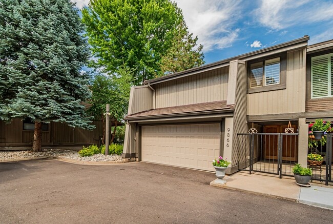 Building Photo - 9866 E Maplewood Cir