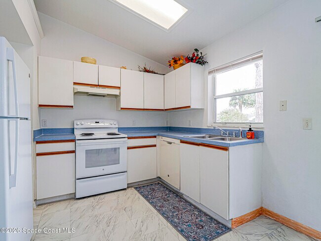 Photo - 483 Melrose Ln