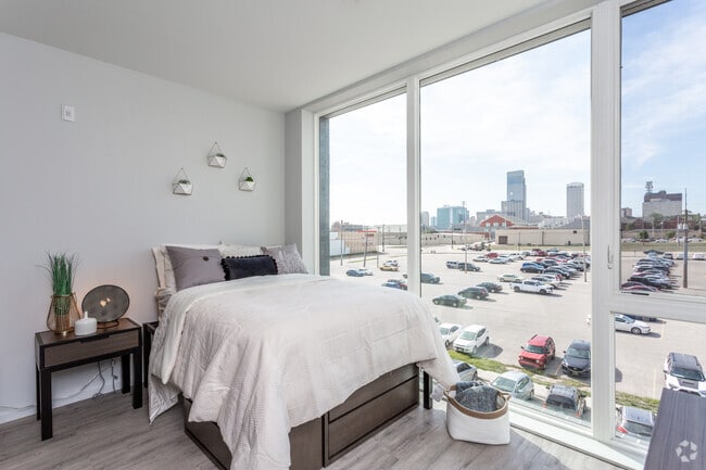 Studio, 1BA - The Micklin/426 SF