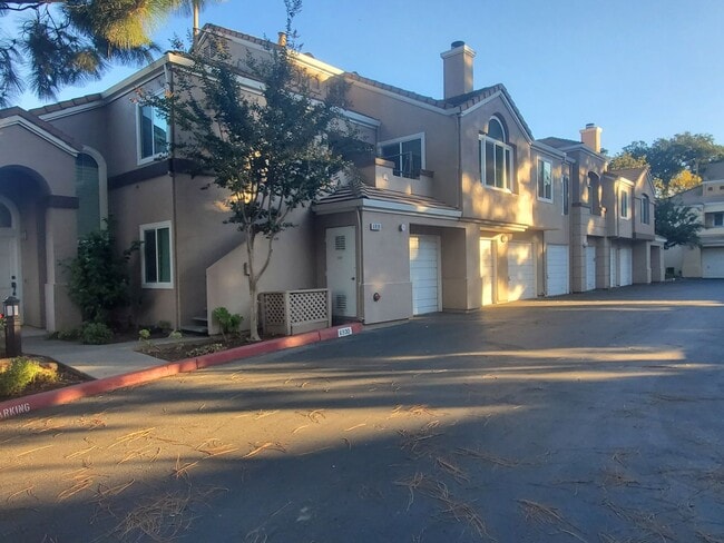 Spacious Condo, A/C, Wood Floors, Fresh Pa... - Spacious Condo, A/C, Wood Floors, Fresh Pa...