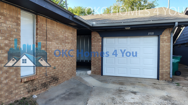 Building Photo - Half Duplex with Tons of Space! Rental