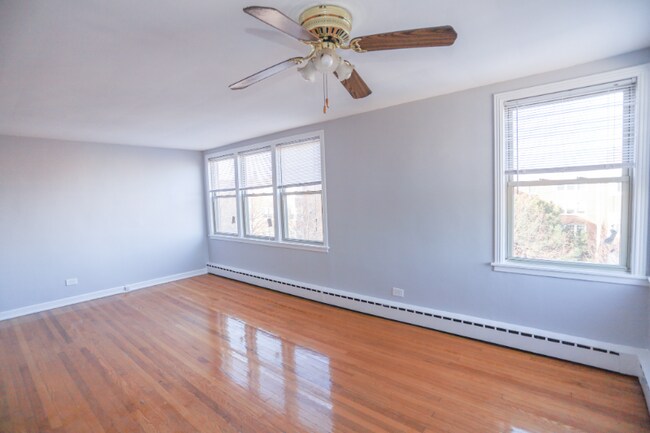 Photo - 2417 W Farragut Ave Apartment Unit 2