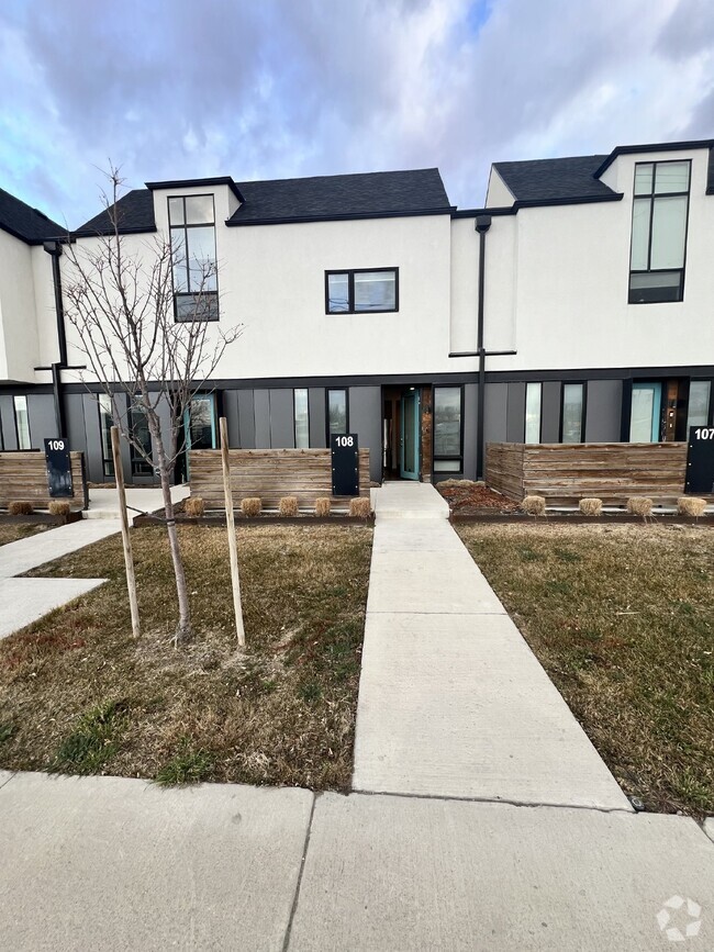 Building Photo - 1/2 first months rent! 2bed Townhouse Zero... Unit #108