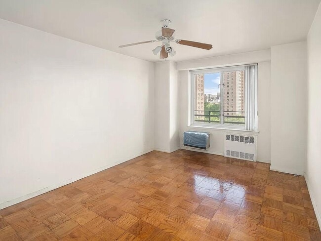 Photo - 392 Central Prk W