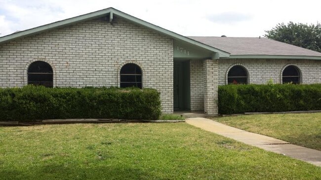 Building Photo - Spacious 4 Bedroom Home in Plano